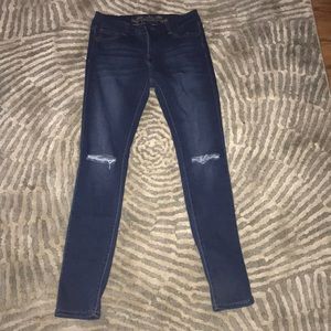 Dark wash skinny jeans with stylish knee rips